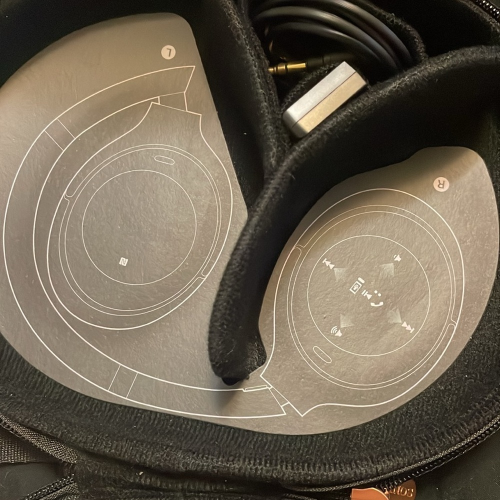 Sony headphones with adapter - Picture 5 of 9